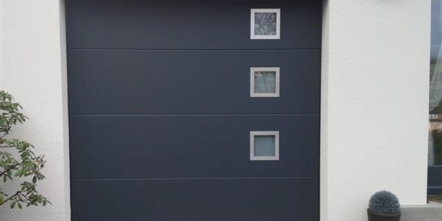 Porte de garage hublots